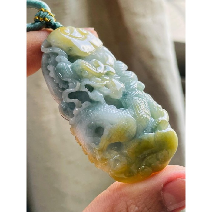 天然A貨緬甸玉 冰潤飄花俏金黃手工環繞俏色雕攏如意翡翠龍牌 起冰黃霧巧金如意 靈動藍花點綴添彩-細節圖2