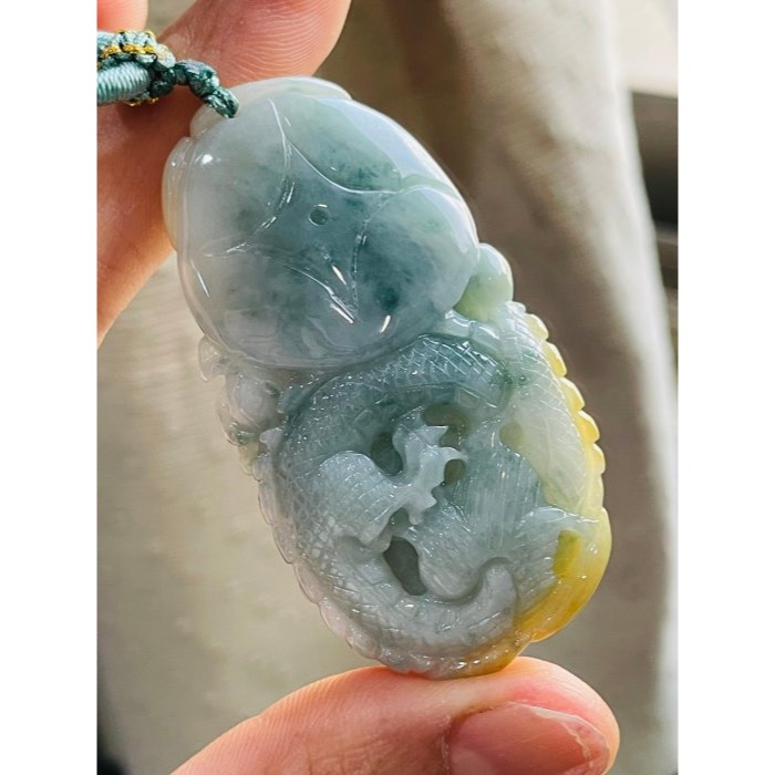 天然A貨緬甸玉 冰潤飄花俏金黃手工環繞俏色雕攏如意翡翠龍牌 起冰黃霧巧金如意 靈動藍花點綴添彩-細節圖3