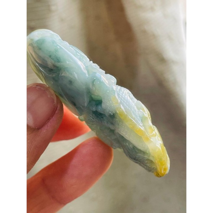 天然A貨緬甸玉 冰潤飄花俏金黃手工環繞俏色雕攏如意翡翠龍牌 起冰黃霧巧金如意 靈動藍花點綴添彩-細節圖4