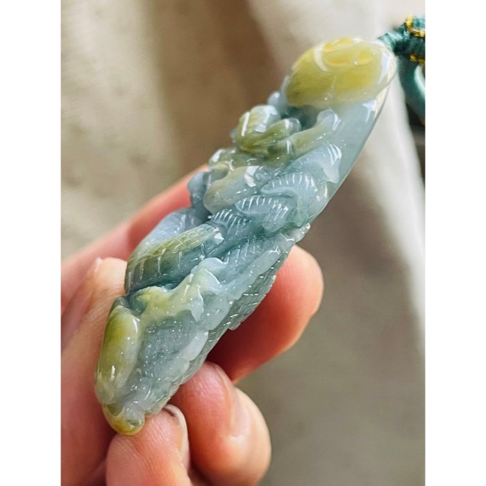 天然A貨緬甸玉 冰潤飄花俏金黃手工環繞俏色雕攏如意翡翠龍牌 起冰黃霧巧金如意 靈動藍花點綴添彩-細節圖5