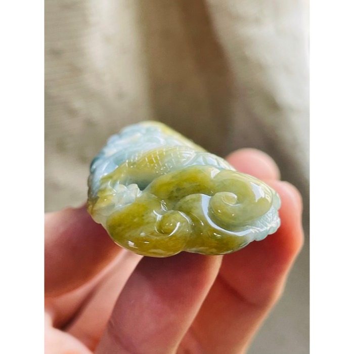 天然A貨緬甸玉 冰潤飄花俏金黃手工環繞俏色雕攏如意翡翠龍牌 起冰黃霧巧金如意 靈動藍花點綴添彩-細節圖6