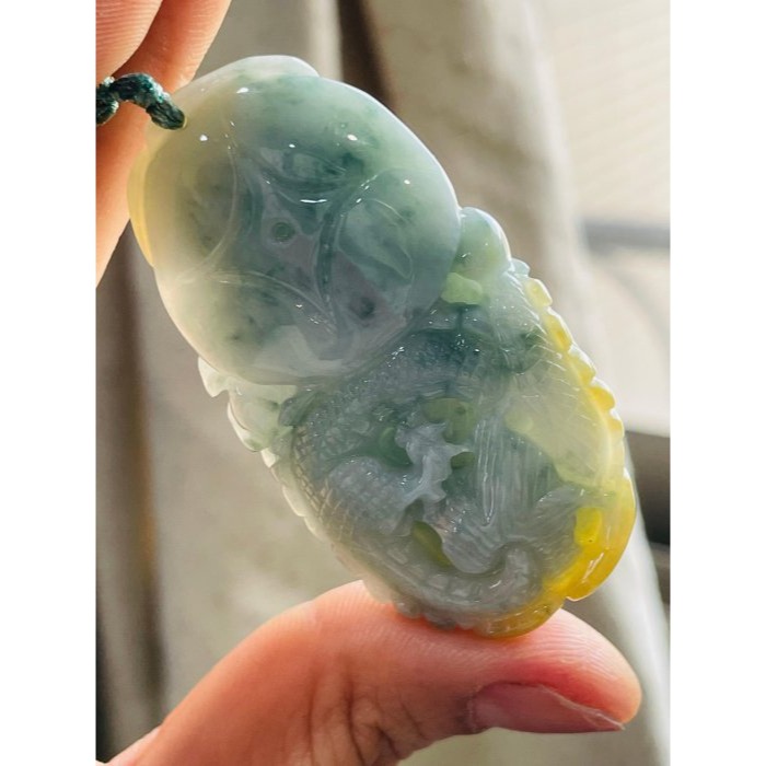天然A貨緬甸玉 冰潤飄花俏金黃手工環繞俏色雕攏如意翡翠龍牌 起冰黃霧巧金如意 靈動藍花點綴添彩-細節圖7