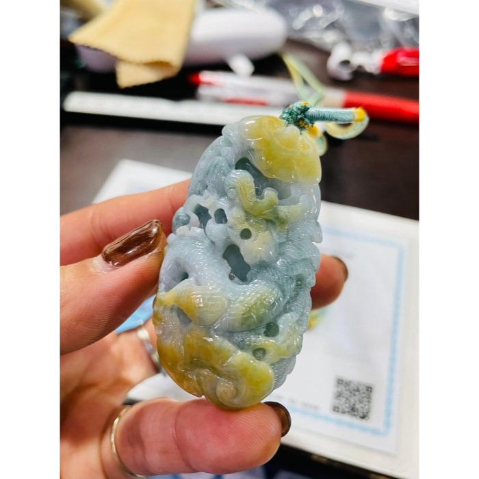 天然A貨緬甸玉 冰潤飄花俏金黃手工環繞俏色雕攏如意翡翠龍牌 起冰黃霧巧金如意 靈動藍花點綴添彩-細節圖9