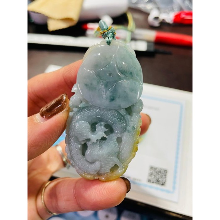 天然A貨緬甸玉 冰潤飄花俏金黃手工環繞俏色雕攏如意翡翠龍牌 起冰黃霧巧金如意 靈動藍花點綴添彩-細節圖10