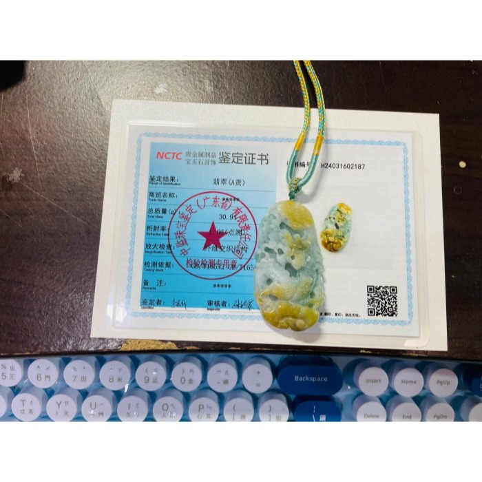 天然A貨緬甸玉 冰潤飄花俏金黃手工環繞俏色雕攏如意翡翠龍牌 起冰黃霧巧金如意 靈動藍花點綴添彩-細節圖11