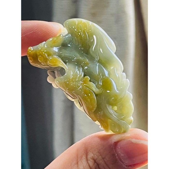 天然A貨緬甸玉 芙蓉種 膠潤黃加綠手工雕黃金貔貅翡翠玉墜 膠潤綠肉帶藍花 覆蓋冰油黃霧 飛天遁地八方來財-細節圖2