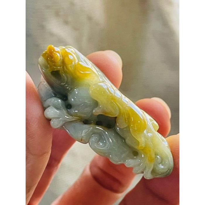 天然A貨緬甸玉 芙蓉種 膠潤黃加綠手工雕黃金貔貅翡翠玉墜 膠潤綠肉帶藍花 覆蓋冰油黃霧 飛天遁地八方來財-細節圖3