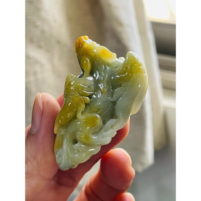 天然A貨緬甸玉 芙蓉種 膠潤黃加綠手工雕黃金貔貅翡翠玉墜 膠潤綠肉帶藍花 覆蓋冰油黃霧 飛天遁地八方來財-細節圖4