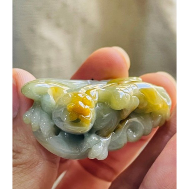 天然A貨緬甸玉 芙蓉種 膠潤黃加綠手工雕黃金貔貅翡翠玉墜 膠潤綠肉帶藍花 覆蓋冰油黃霧 飛天遁地八方來財-細節圖5