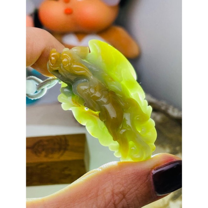 天然A貨緬甸玉 芙蓉種 膠潤黃加綠手工雕黃金貔貅翡翠玉墜 膠潤綠肉帶藍花 覆蓋冰油黃霧 飛天遁地八方來財-細節圖8