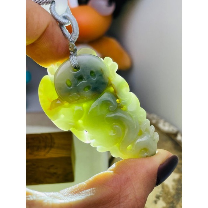 天然A貨緬甸玉 芙蓉種 膠潤黃加綠手工雕黃金貔貅翡翠玉墜 膠潤綠肉帶藍花 覆蓋冰油黃霧 飛天遁地八方來財-細節圖9