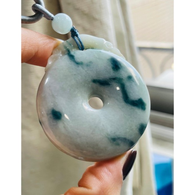 天然A貨緬甸玉 溫潤藍飄花上山虎翡翠虎牌 肉細油亮光澤 滿滿藍花點綴 一抹淡紫添彩 完美肥厚平安扣-細節圖3