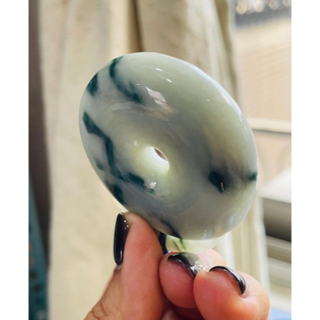 天然A貨緬甸玉 溫潤藍飄花上山虎翡翠虎牌 肉細油亮光澤 滿滿藍花點綴 一抹淡紫添彩 完美肥厚平安扣-細節圖5