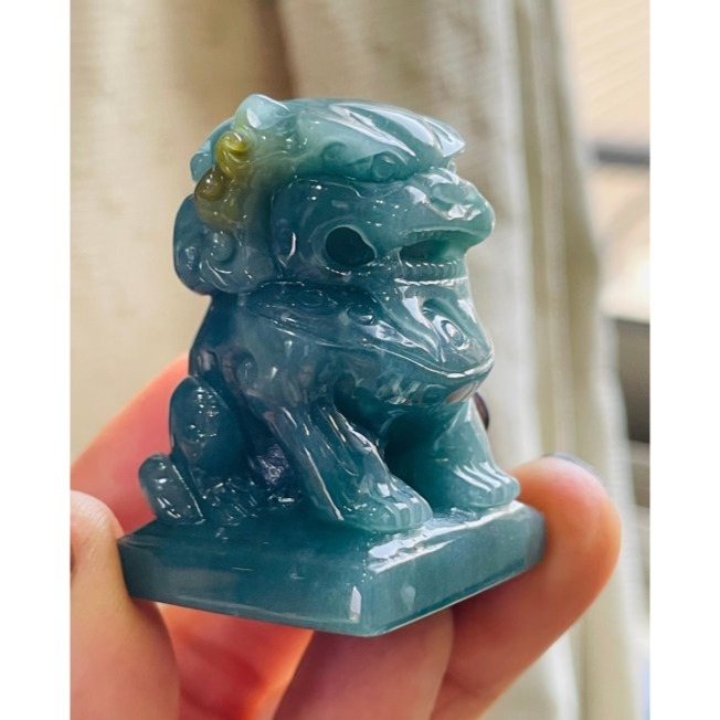 天然A貨翡翠 冰潤危綠俏金全立體獅來運轉翡翠擺件 底庄膠潤 油亮滿綠底色 一抹黃金添彩 油潤有光澤-細節圖3