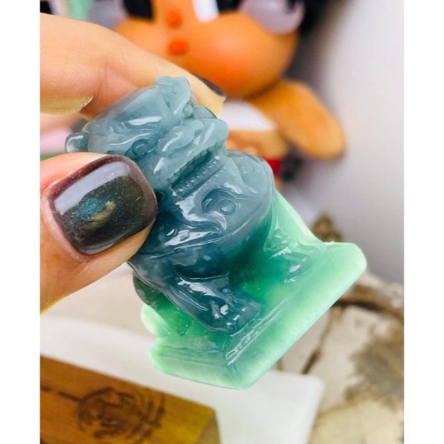 天然A貨翡翠 冰潤危綠俏金全立體獅來運轉翡翠擺件 底庄膠潤 油亮滿綠底色 一抹黃金添彩 油潤有光澤-細節圖8
