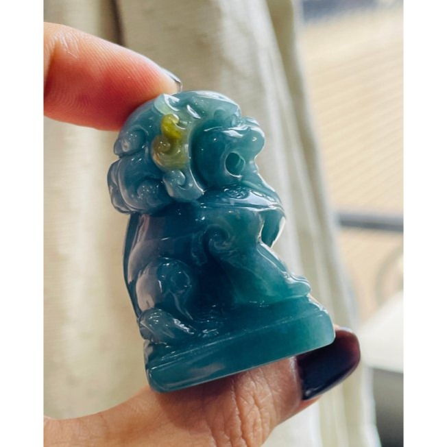 天然A貨翡翠 冰潤危綠俏金全立體獅來運轉翡翠擺件 底庄膠潤 油亮滿綠底色 一抹黃金添彩 油潤有光澤-細節圖4