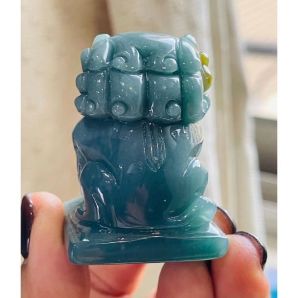 天然A貨翡翠 冰潤危綠俏金全立體獅來運轉翡翠擺件 底庄膠潤 油亮滿綠底色 一抹黃金添彩 油潤有光澤-細節圖6