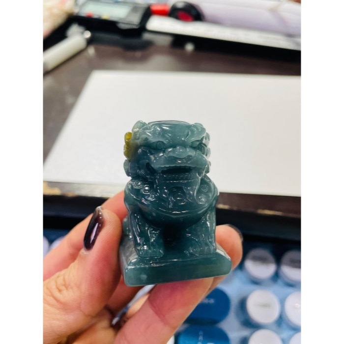 天然A貨翡翠 冰潤危綠俏金全立體獅來運轉翡翠擺件 底庄膠潤 油亮滿綠底色 一抹黃金添彩 油潤有光澤-細節圖9