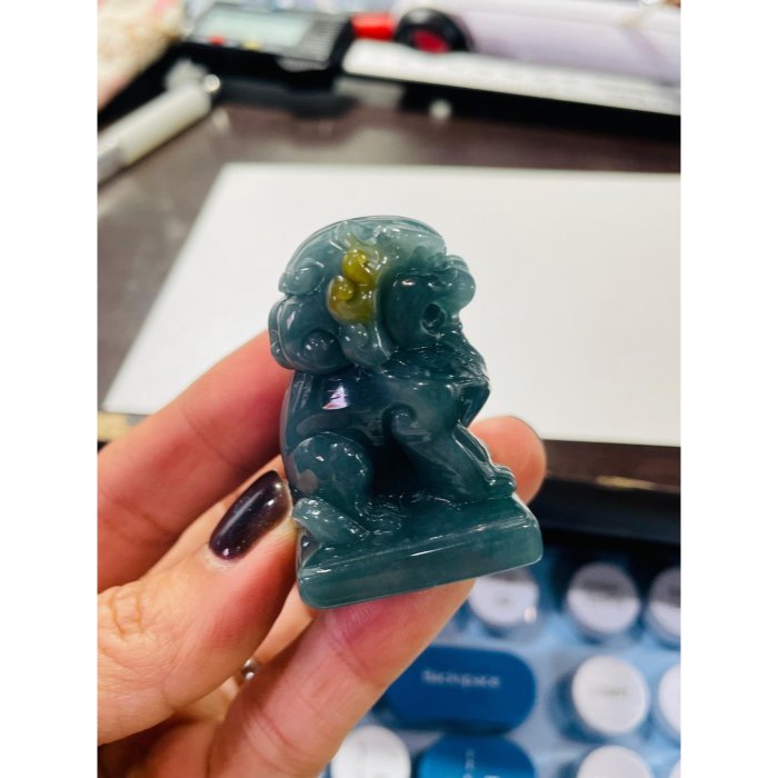 天然A貨翡翠 冰潤危綠俏金全立體獅來運轉翡翠擺件 底庄膠潤 油亮滿綠底色 一抹黃金添彩 油潤有光澤-細節圖10