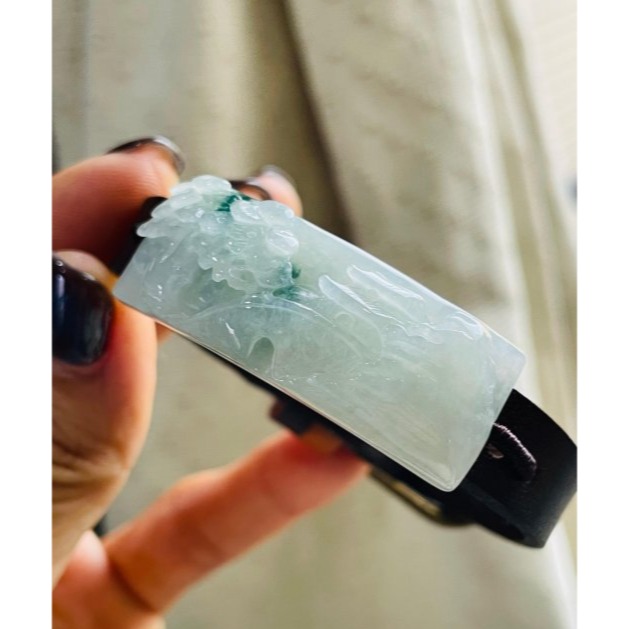 天然A貨緬甸玉 冰潤飄花瑞樹生財翡翠山水手牌 乾淨冰潤底裝 鮮明藍花增彩 牌形厚實雕工立體精緻-細節圖2
