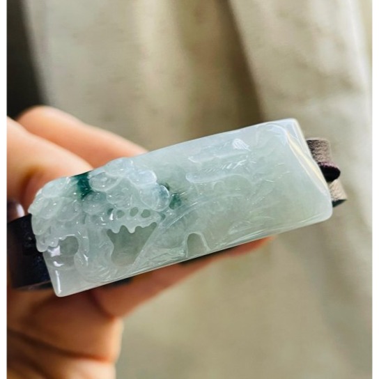 天然A貨緬甸玉 冰潤飄花瑞樹生財翡翠山水手牌 乾淨冰潤底裝 鮮明藍花增彩 牌形厚實雕工立體精緻-細節圖3