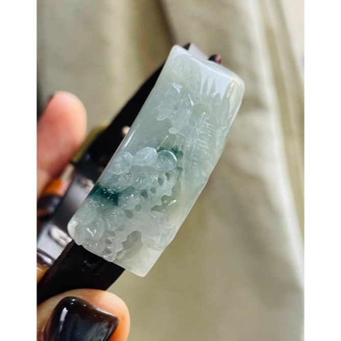 天然A貨緬甸玉 冰潤飄花瑞樹生財翡翠山水手牌 乾淨冰潤底裝 鮮明藍花增彩 牌形厚實雕工立體精緻-細節圖4