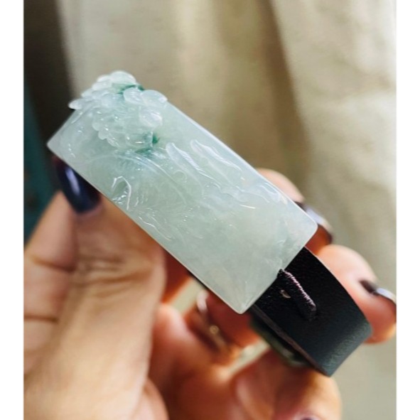 天然A貨緬甸玉 冰潤飄花瑞樹生財翡翠山水手牌 乾淨冰潤底裝 鮮明藍花增彩 牌形厚實雕工立體精緻-細節圖5