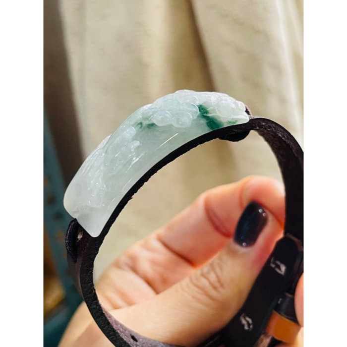 天然A貨緬甸玉 冰潤飄花瑞樹生財翡翠山水手牌 乾淨冰潤底裝 鮮明藍花增彩 牌形厚實雕工立體精緻-細節圖6