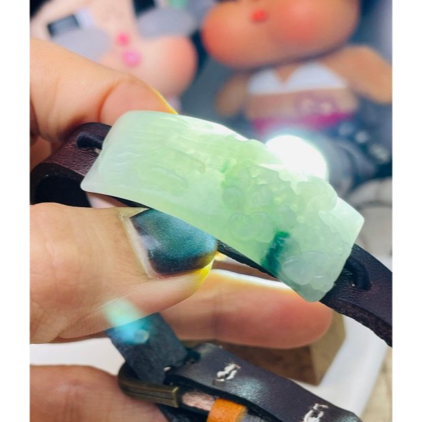 天然A貨緬甸玉 冰潤飄花瑞樹生財翡翠山水手牌 乾淨冰潤底裝 鮮明藍花增彩 牌形厚實雕工立體精緻-細節圖9