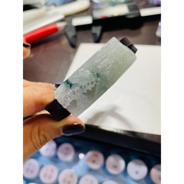 天然A貨緬甸玉 冰潤飄花瑞樹生財翡翠山水手牌 乾淨冰潤底裝 鮮明藍花增彩 牌形厚實雕工立體精緻-細節圖10
