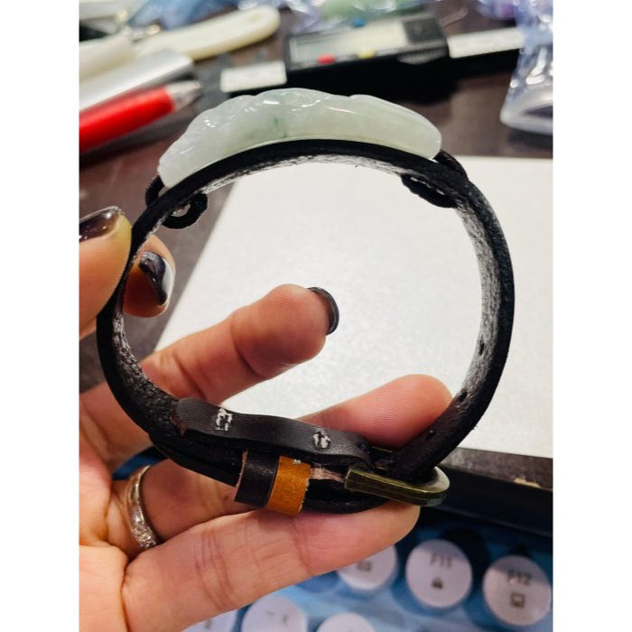 天然A貨緬甸玉 冰潤飄花瑞樹生財翡翠山水手牌 乾淨冰潤底裝 鮮明藍花增彩 牌形厚實雕工立體精緻-細節圖11