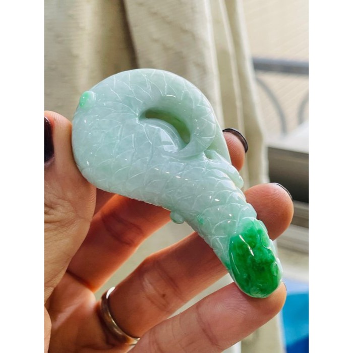 天然A貨緬甸玉 辣色白底青俏色雕鷹爪/抓住機遇翡翠玉墜 底庄細膩 陽綠色正色辣 純手工全立體俏色巧雕-細節圖2