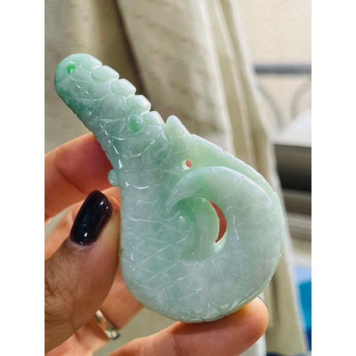 天然A貨緬甸玉 辣色白底青俏色雕鷹爪/抓住機遇翡翠玉墜 底庄細膩 陽綠色正色辣 純手工全立體俏色巧雕-細節圖3