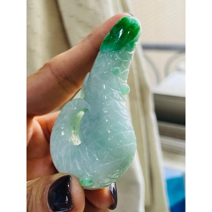 天然A貨緬甸玉 辣色白底青俏色雕鷹爪/抓住機遇翡翠玉墜 底庄細膩 陽綠色正色辣 純手工全立體俏色巧雕-細節圖4