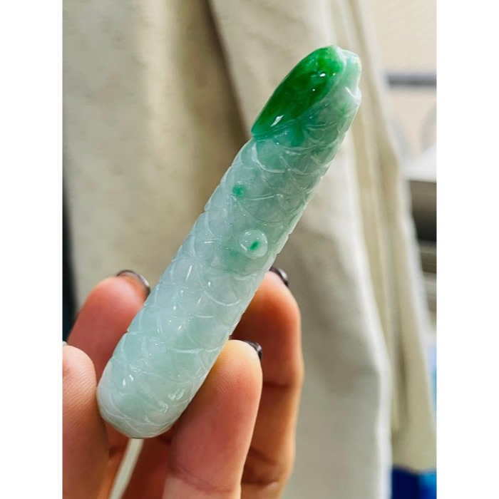 天然A貨緬甸玉 辣色白底青俏色雕鷹爪/抓住機遇翡翠玉墜 底庄細膩 陽綠色正色辣 純手工全立體俏色巧雕-細節圖5