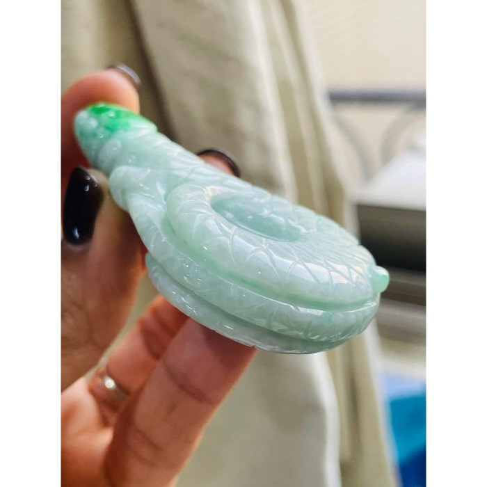 天然A貨緬甸玉 辣色白底青俏色雕鷹爪/抓住機遇翡翠玉墜 底庄細膩 陽綠色正色辣 純手工全立體俏色巧雕-細節圖6