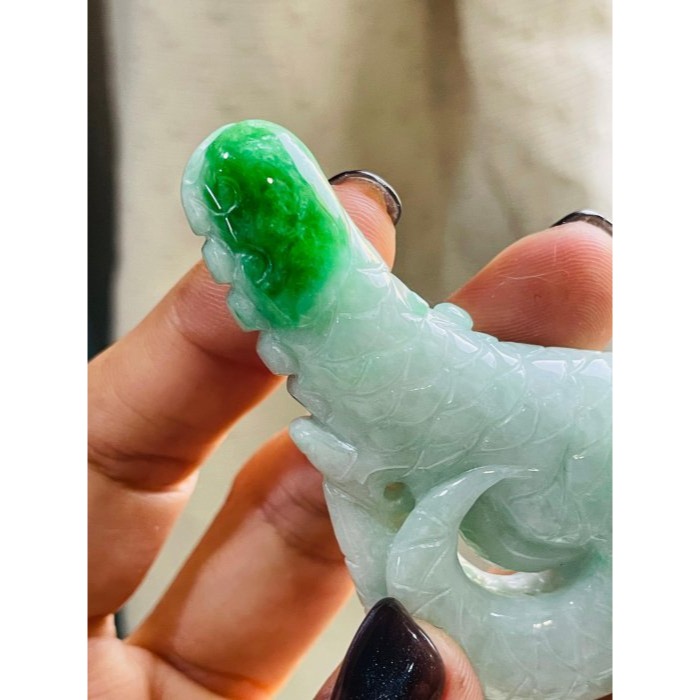 天然A貨緬甸玉 辣色白底青俏色雕鷹爪/抓住機遇翡翠玉墜 底庄細膩 陽綠色正色辣 純手工全立體俏色巧雕-細節圖7