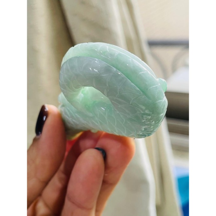 天然A貨緬甸玉 辣色白底青俏色雕鷹爪/抓住機遇翡翠玉墜 底庄細膩 陽綠色正色辣 純手工全立體俏色巧雕-細節圖8