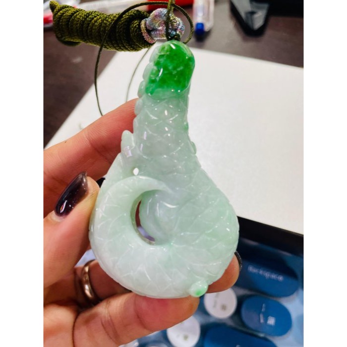 天然A貨緬甸玉 辣色白底青俏色雕鷹爪/抓住機遇翡翠玉墜 底庄細膩 陽綠色正色辣 純手工全立體俏色巧雕-細節圖10