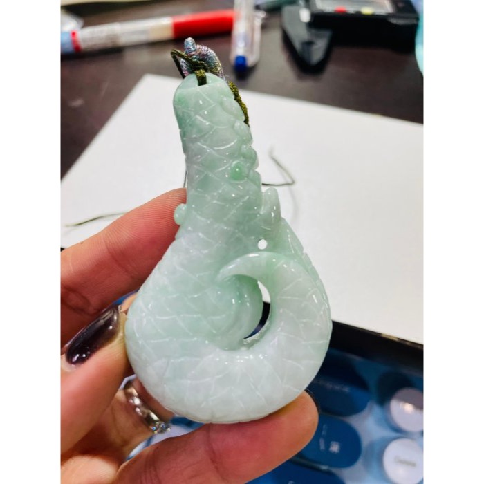 天然A貨緬甸玉 辣色白底青俏色雕鷹爪/抓住機遇翡翠玉墜 底庄細膩 陽綠色正色辣 純手工全立體俏色巧雕-細節圖11