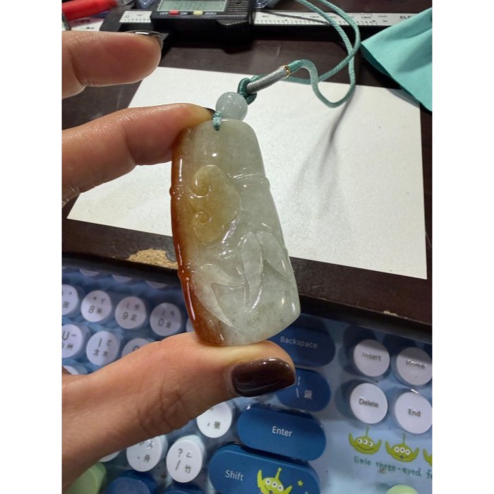 天然A貨緬甸玉 老坑紅帶綠花手空俏色雕節節高升翡翠玉墜 油亮起冰蜜黃 帶淡綠肉過渡梨黃-細節圖9