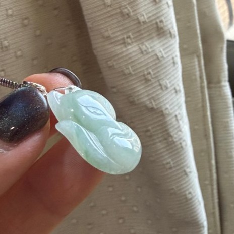 天然A貨緬甸玉 冰潤飄花小狐仙翡翠玉墜 冰潤底庄 大抹綠花前後點綴 小小的型飽滿 易配戴大小-細節圖2