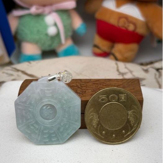 天然A貨緬甸玉 冰潤果綠太極八卦翡翠玉墜 帶冰過底粉綠底色 色亮鮮明透手影 易配戴大小-細節圖3