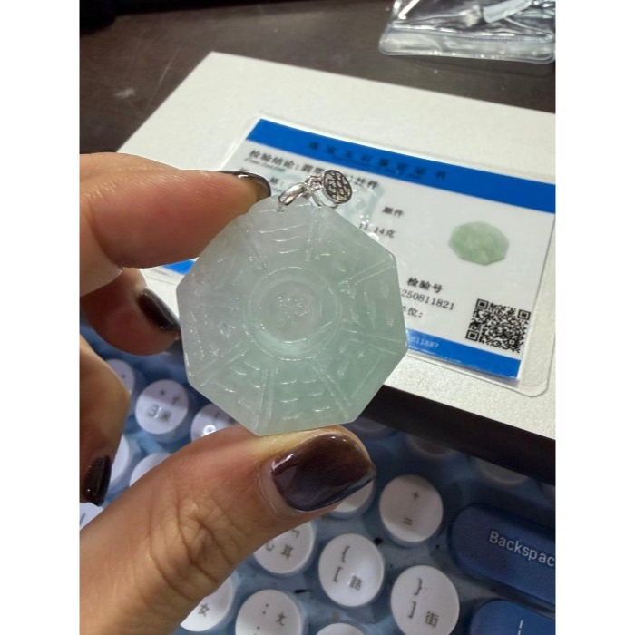 天然A貨緬甸玉 冰潤果綠太極八卦翡翠玉墜 帶冰過底粉綠底色 色亮鮮明透手影 易配戴大小-細節圖9