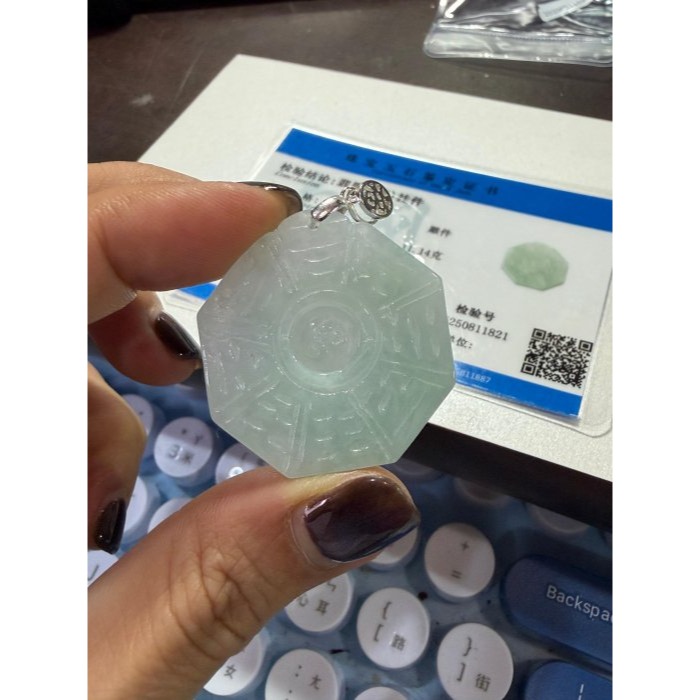 天然A貨緬甸玉 冰潤果綠太極八卦翡翠玉墜 帶冰過底粉綠底色 色亮鮮明透手影 易配戴大小-細節圖10