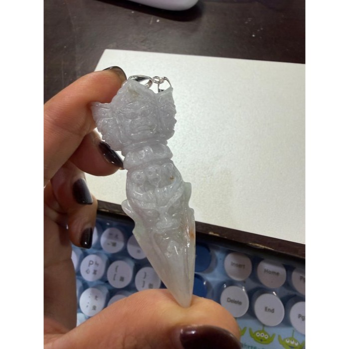 天然A貨緬甸玉 冰潤煙紫三彩金剛杵/降魔杵翡翠玉墜/掛件 滿煙紫底色 粉綠蜜黃添彩 厚庄立體雕工-細節圖9