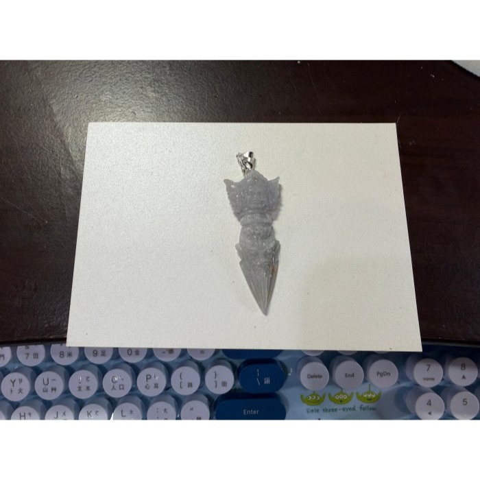 天然A貨緬甸玉 冰潤煙紫三彩金剛杵/降魔杵翡翠玉墜/掛件 滿煙紫底色 粉綠蜜黃添彩 厚庄立體雕工-細節圖11