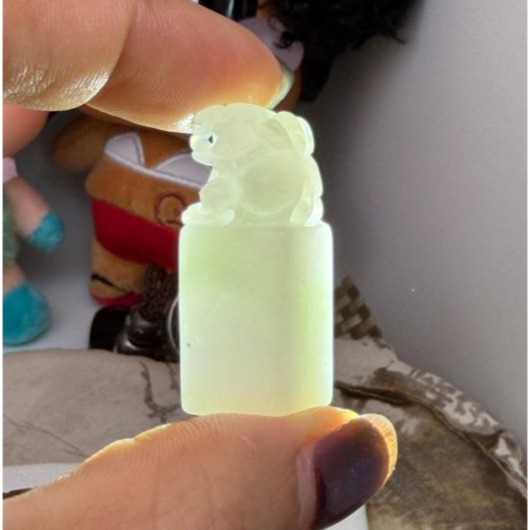 天然A貨緬甸玉 膠潤淡粉紫貔貅寶寶翡翠小印章/小私章/正方印 底庄膠潤 淡粉綠底色 超可愛貔貅 1.2公分印體-細節圖10