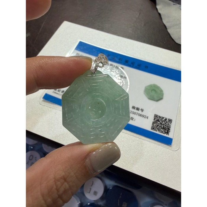 天然A貨緬甸玉 冰青綠太極八卦翡翠玉墜 滿綠底色 厚冰透手 配戴無壓力大小 上身妥妥綠-細節圖9