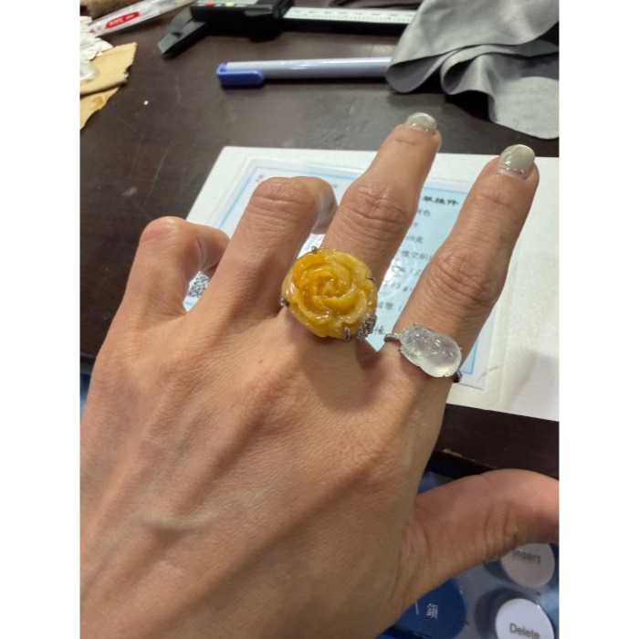 天然A貨緬甸玉 老坑蜜黃手工巧雕點石成金花開富貴翡翠玉戒/戒指 起冰滿色 老熟蜜蠟成色 油潤光澤自現-細節圖10